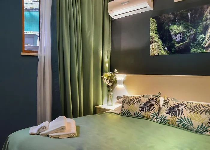 Queen Bed & Breakfast